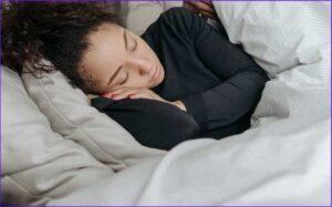 What are the benefits of sleeping on your side